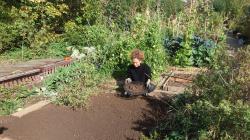 Laura prépare la terre en Septembre