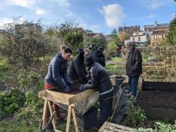 Tamisage avec la participation de Vincent concepteur du tamis manuel au compost d'Anglemont